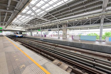 istasyonda gelen gökyüzü treni