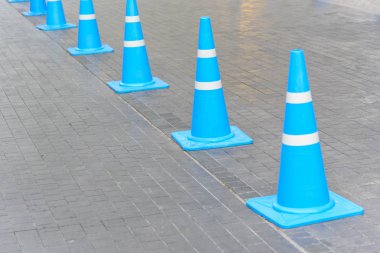 Caddedeki araç trafiğini sıralamak için mavi trafik hunisi satırı