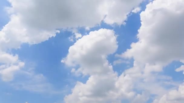 青空と共に移動する雲の時間経過 — ストック動画