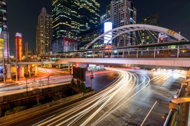 Şehirdeki kavşak / bulanık trafik ışıklarında bulanık ışık trafiği 