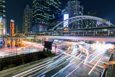 Şehirdeki kavşak / bulanık trafik ışıklarında bulanık ışık trafiği 