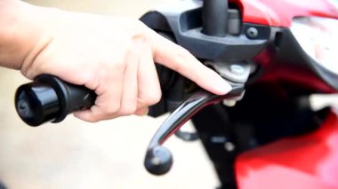 Adam stop hızı için el freni motosiklet kullanın