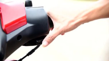 Adam bisikletin start motor düğmesine basmak