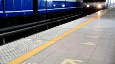 Bangkok , Tayland - 30 Mayıs 2019 : Bangkok şehrinde sky train için yolcu yürümek