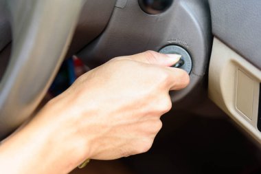 otomobilin motoru başlatmak için anahtar