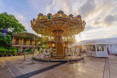 Carousel Asiatique Riverfront alışveriş merkezi nin eğlence parkında        