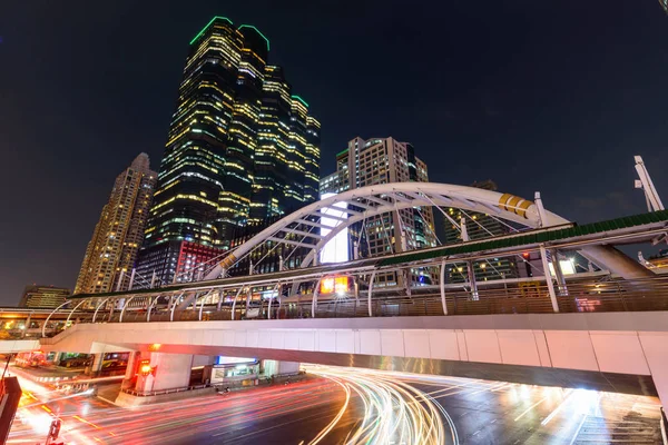 大桥走的方式与模糊的交通光在城市的汽车 — 图库照片
