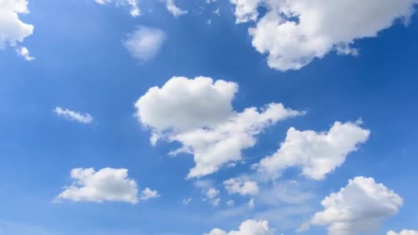 Le laps de temps du nuage blanc disparaît au soleil chaud sur le ciel bleu / Boucle de mouvement du nuage blanc sur fond de ciel bleu 