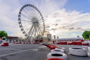 Gün batımında karnaval parkında aydınlatma ile Big Dönme dolap