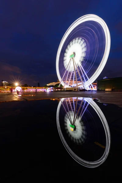 Borrão Girar Movimento Roda Gigante Com Reflexos Iluminação Sobre Água — Fotografia de Stock