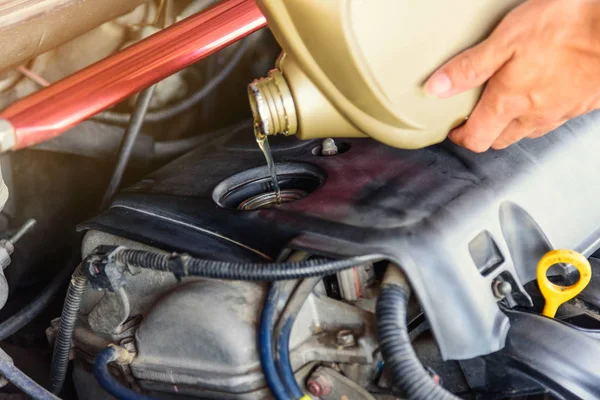 Llenar Máquina Aceite Motor Del Coche Trabajador Tomar Galón Aceite — Foto de Stock