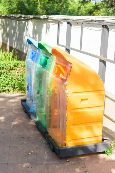 Açık Çöp Kutusu Renkli Açık Çöp Kutusu — Stok fotoğraf