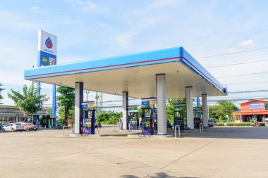 Nakhon pathom , Tayland - 5 Haziran 2019 : Ptt benzin istasyonunda yakıt ikmali için gelen otomobilin zaman atlamalı