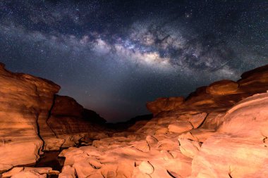 Samanyolu stone Mountain / Samanyolu üzerinde sky / Sam Phan Bok