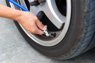 Lastikleri şişirin ve lastiklerin basıncını kontrol edin