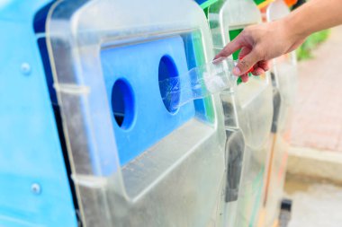 Plastik şişeyi açık çöp kutusuna /renkli dış mekan kutusuna bırakın