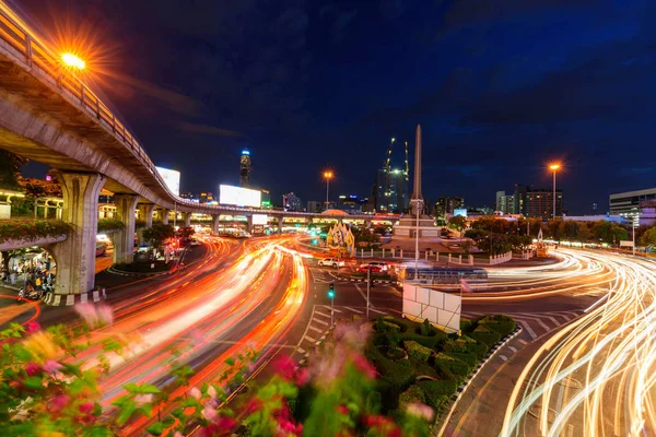 2019年6月12日 胜利纪念碑地标在曼谷与交通车模糊光 — 图库照片