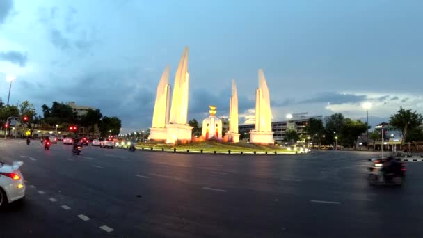 バンコク 2019年6月15日 車の交通と夕暮しの時間に民主主義の記念碑 — ストック動画