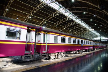 Hua Lamphong istasyonunda istasyon terminalinde tren / tren