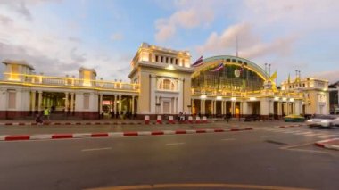 Bangkok , Tayland - 14 Haziran 2019 : Gün batımı nda Hua Lamphong istasyonunda istasyon terminalinde / trende trenin zaman atlamalı Ön yüzü