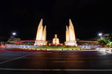 Bangkok , Tayland - 15 Haziran 2019 : Gece saatlerinde trafik bulanıklığı ile Demokrasi Anıtı