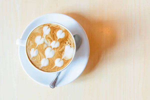 Sıcak Cappuccino Kahve Çekirdeği Kalp Şeklinde Güzel Süt Desenli Sevgi — Stok fotoğraf
