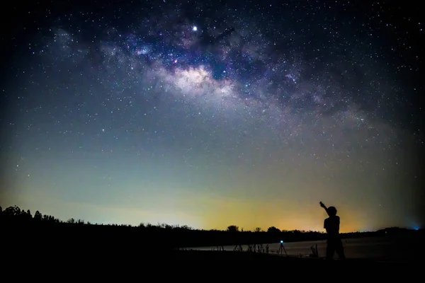 Άνθρωπος Που Στέκεται Γαλακτώδη Τρόπο Άνθρωπος Σημείο Του Γαλαξία — Φωτογραφία Αρχείου