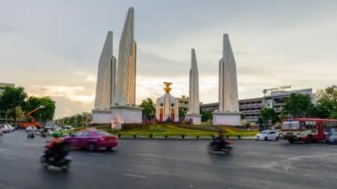 Bangkok , Tayland - 15 Haziran 2019 : Gün batımında demokrasi abidesi