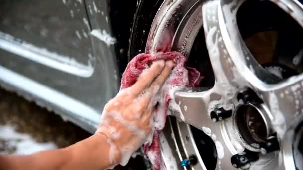 Hombre Lava Rueda Del Coche — Vídeos de Stock