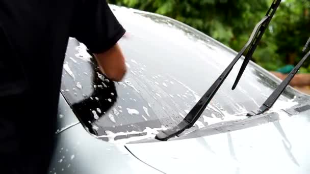 Der Mann Wäscht Die Windschutzscheibe Des Autos — Stockvideo