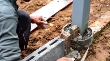 Şantiyede çimento duvar işçi tuğla