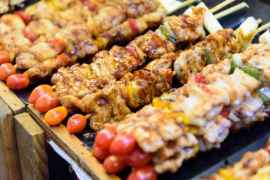 Tepside kızarmış domuz eti