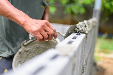 Şantiyede çimento duvar işçi tuğla