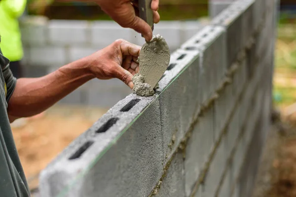 Pracownik Cegły Ściany Cementowej Placu Budowy — Zdjęcie stockowe
