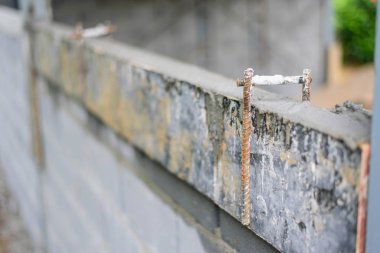 Şantiyede demir çelikten blok tuğla çimento duvarı