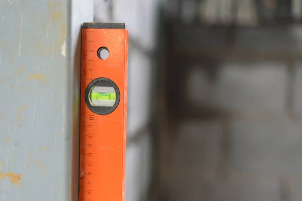 Water level gauge for balancing the building