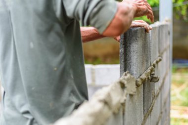 Şantiyede çimento duvar işçi tuğla