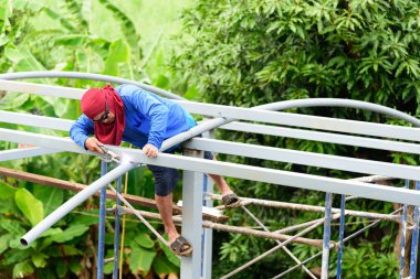 Şantiyede çatı çeliği kaynağı çalışan