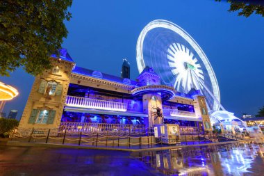 Bangkok , Tayland - 3 Temmuz 2019 : Asiatique The Riverfront alışveriş merkezinin gece saatlerinde lunaparkta perili ev