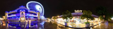 Bangkok , Tayland - 3 Temmuz 2019 : 360 Asiatique The Riverfront alışveriş merkezinin gece saatlerinde eğlence parkında perili evin Panoraması