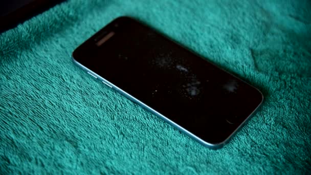 Rocíe Solución Química Para Limpiar Teléfono Inteligente — Vídeo de stock