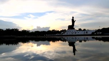 Nakhonpathom, Tayland - 13 Aralık 2016: Big Buddha heykeli günbatımı zamanı Phutthamonthon genel dönüm noktası