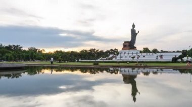 Nakhonpathom, Tayland-ara 13, 2016: gece zaman atlamalı gün batımı zaman Phutthamonthon kamu dönüm büyük Buda heykeli