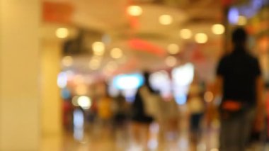 Alışveriş merkezinde bir çok insanın bulanık ışığı