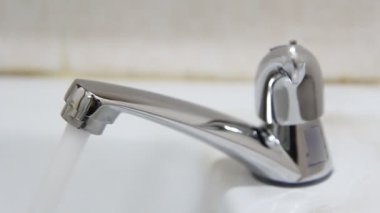 Banyoda musluk kapatın