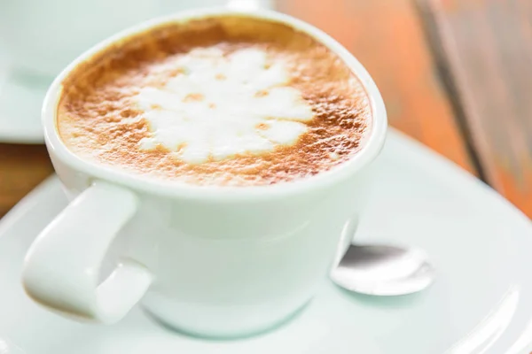 Café Quente Mesa Cappuccino Quente Com Espuma Leite Padrão Agradável — Fotografia de Stock