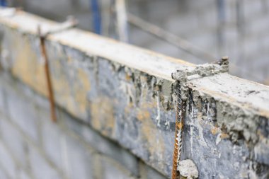 İşçi sıva inşaat alanında çimento duvarı