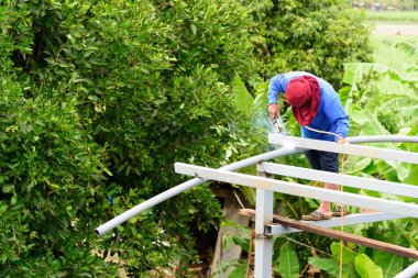 Şantiyede çatı çeliği kaynağı çalışan