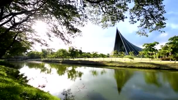 泰国那空帕多姆 2019年7月18日 马希多尔大学马希多尔王子大厅大楼 湖景上太阳的反射 — 图库视频影像