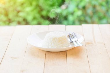 beyaz çanak üzerinde kalıp pişmiş pirinç 